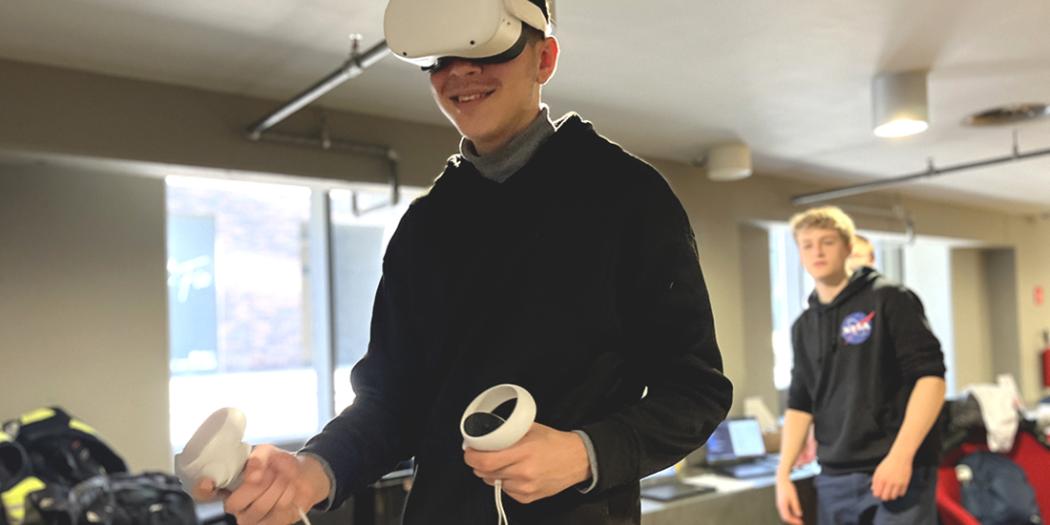 Jongen met VR-bril op