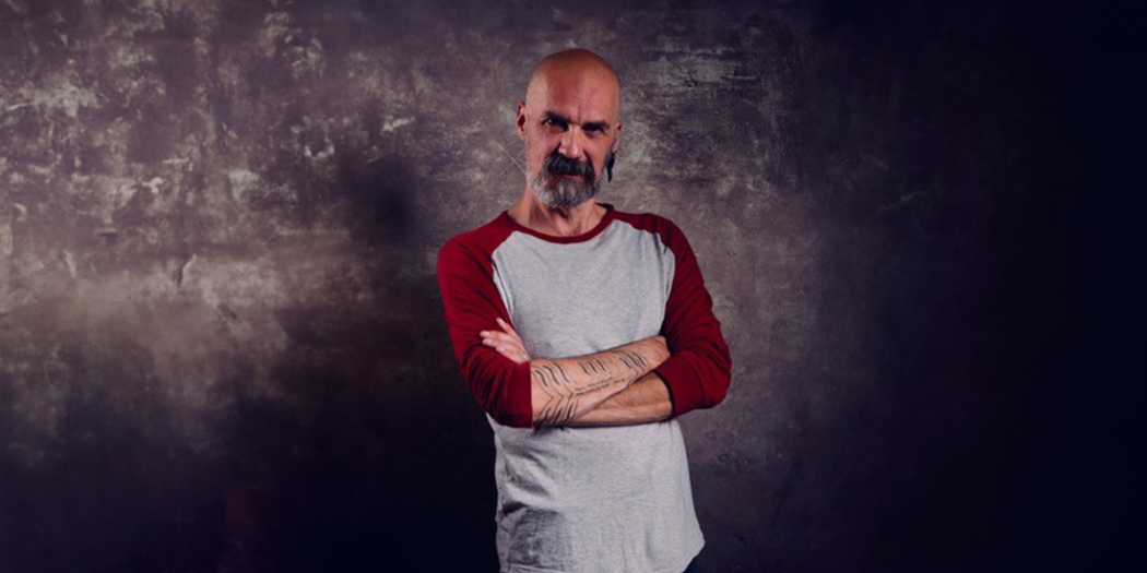 Portretfoto van een man met wit/rood shirt