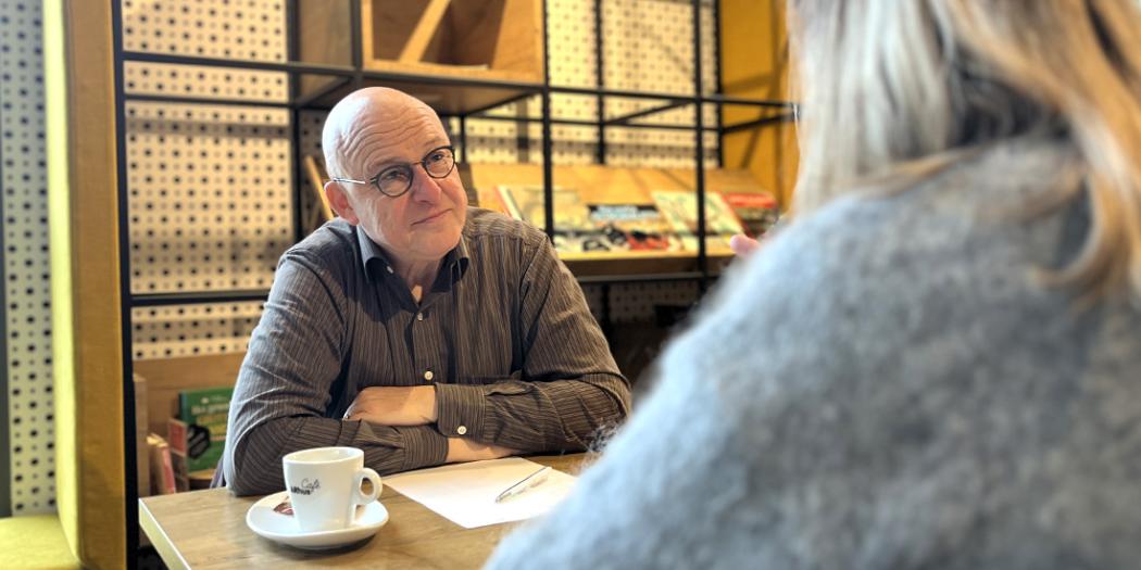 Praattafels Jan en Svetlana in gesprek
