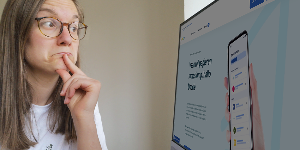 Digidokter Sandra kijkt naar computerscherm