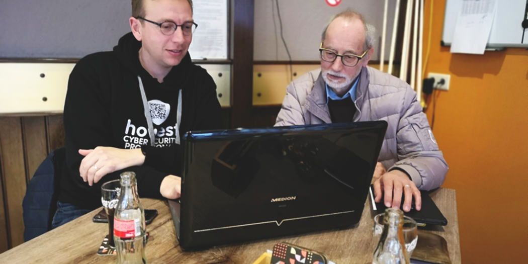 Twee mannen aan een computer
