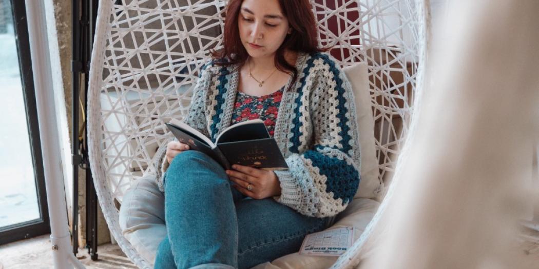 Jongere leest een boek
