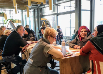 Vrouwen rond tafeltje in het ARhus Café