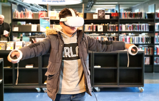 Jongen met virtual reality bril op