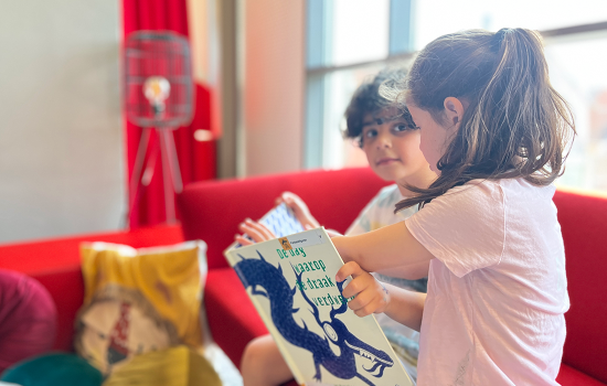 Kindjes op de bank met een boek