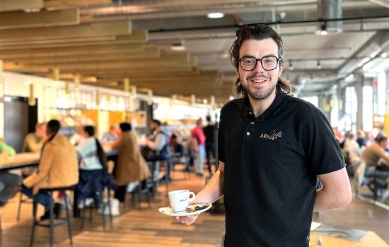 Lukas met koffie