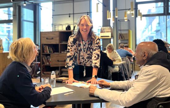Siska aan tafel bij praatgasten