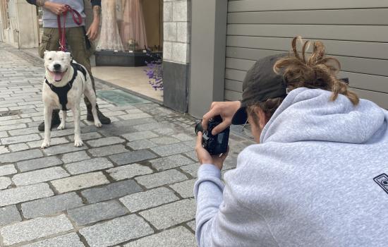 jongere neemt foto van man met hond
