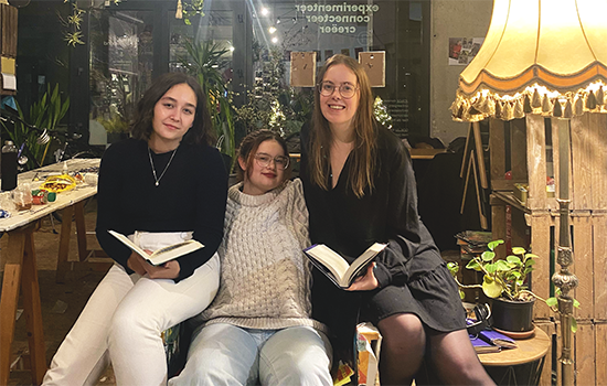 Drie meisjes met boeken
