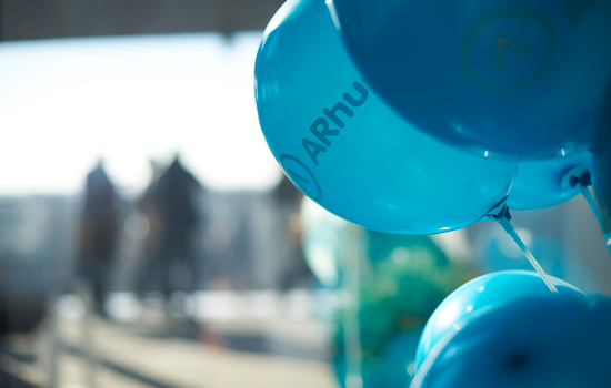 Blauwe ballonnen met ARhus-opschrift