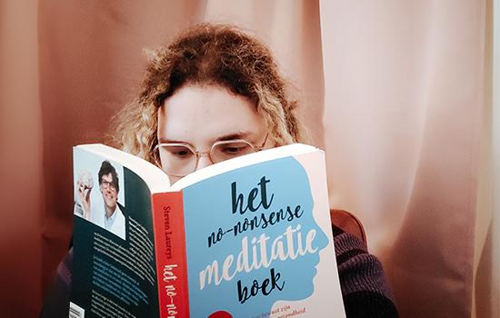 Meisje leest meditatieboek