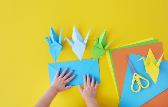 Kinderhanden vouwen origami