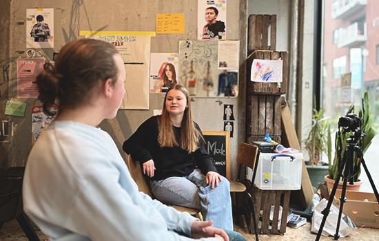 Interview Jongen wordt geïnterviewd