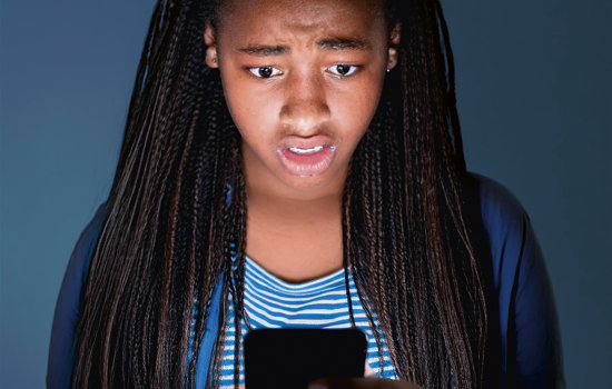 Jonge zwarte vrouw kijkt verschrikt