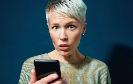 Jonge blonde vrouw kijkt verschrikt