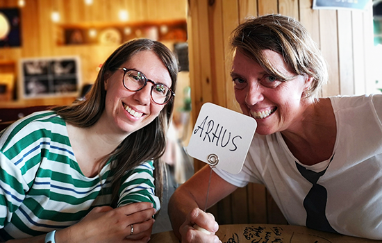 Sara en Siska tonen een bordje 'ARhus'