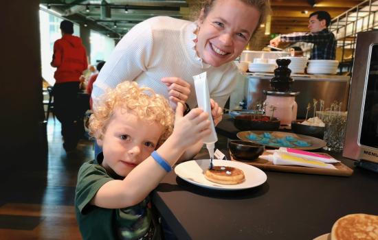 Moeder en kind met pannenkoek in het ARhus Café