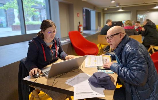Vrouw en man in gesprek over telecomfacturen