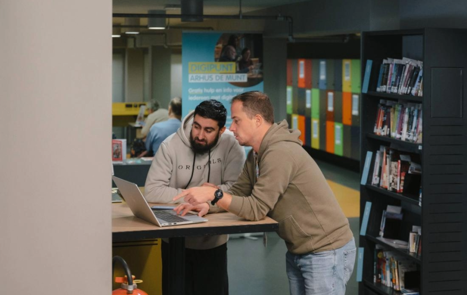 man legt uit hoe laptop werkt